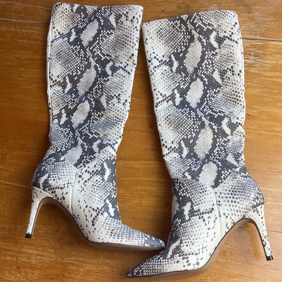 Steve Madden Kinga White Black Faux Snake Pointed Toe Kitten Heeled Boot 6.5 - Picture 5 of 11